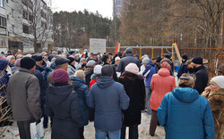 Жители дома устроили пикет против установки забора