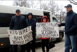 Похоронный кортеж остановился у мэрии по пути на кладбище