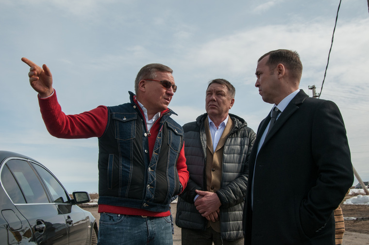 Учредитель «Агро-Клевера» Алексей Бобров (слева) рассказал Вадиму Шумкову, что предприятие постоянно наращивает объемы производства и вводит в оборот новые земли. Кроме того, компания приступила к развитию животноводческого направления