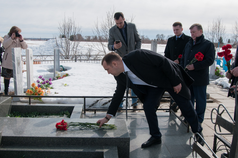 Глава региона почтил память знаменитого земляка, возложил к его могиле цветы