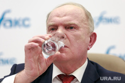 Пресс-конференция КПРФ в Интерфакс с участием Геннадия Зюганова. Москва, зюганов геннадий, пьет воду