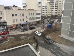 Выезд из двора старого дома перегорожен забором