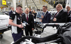 Президент расписался на одной из первых машин нового завода