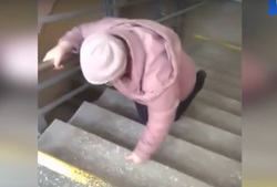 Женщина спускалась по лестнице на коленях