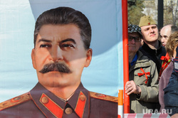 Возложение цветов к вечному огню. Челябинск, портрет сталина