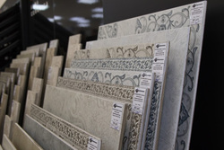 Гостям завода показали процесс производства керамической плитки
