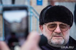 Министр Чеченской Республики по национальной политике, внешним связям, печати и информации Джамбулат Умаров возле дома № 164 на проспекте Карла Маркса. Магнитогорск, умаров джамбулат