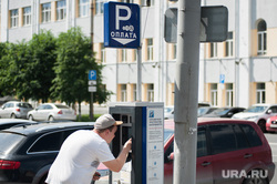 Паркоматы в зоне платной парковки. Екатеринбург , паркомат, платная парковка, оплата парковки, парковочное пространство екатеринбурга