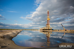 Нефтяная буровая. Ноябрьск, нефть, буровая вышка, отражение, водоем, нефтяная вышка, добыча нефти