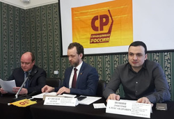 Андрей Кузнецов (в центре) был личным советником Сергея Миронова