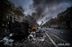 Акция протеста против повышения налога на бензин и дизельное топливо на Елисейских полях. Франция, Париж, пожар, париж, франция, поджог