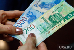 Презентация новых денежных банкнот номиналом 200 и 2000 рублей. Екатеринбург, новые деньги, банкноты, 200 рублей, 2000 рублей, рубли