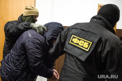В Басманном суде на оглашении меры пресечения Виктору Ишаеву. Москва, фсб, маски-шоу, задержанный, конвоирование осужденного, задержание