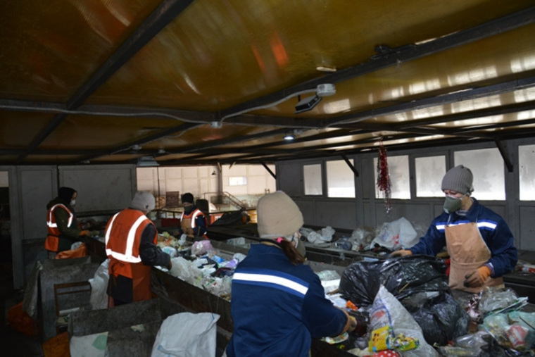 Заключенные уже неделю работают на мусоросортировочном предприятии