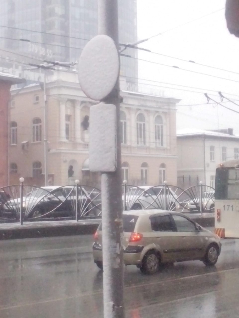 На улицах Екатеринбурга знаки замело снегом