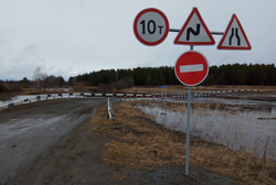 Сотрудники ГИБДД временно закрыли подтопленные дороги