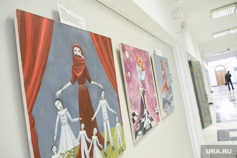 Выставка картин художницы Алены Голиковой на третьем этаже администрации Екатеринбурга