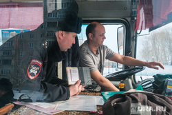 Профилактическое мероприятие «Автобус» Дорожные полицейские проверяют соответствие технического состояния. Курган, водитель автобуса, пазик, автобус, маршрутка, проверка документов, паз, водитель маршртуки