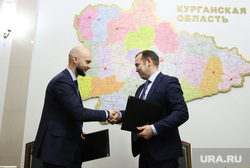 Подписание соглашения Cognitive Tehnologies с Правительством Курганской области. Курган, рукопожатие, шумков вадим, черногоров андрей