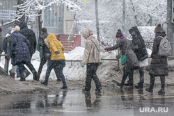 Снегопад в Москве. Москва, лужа, пешеходы, грязный снег, снегопад