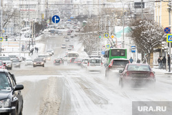 Уборка города после снегопада. Екатеринбург, зима, проезжая часть, снег на дорогах