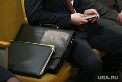  Визит врио губернатора Шумкова в Звериноголовский район Курган, портфель, папка для документов, телефон в руке