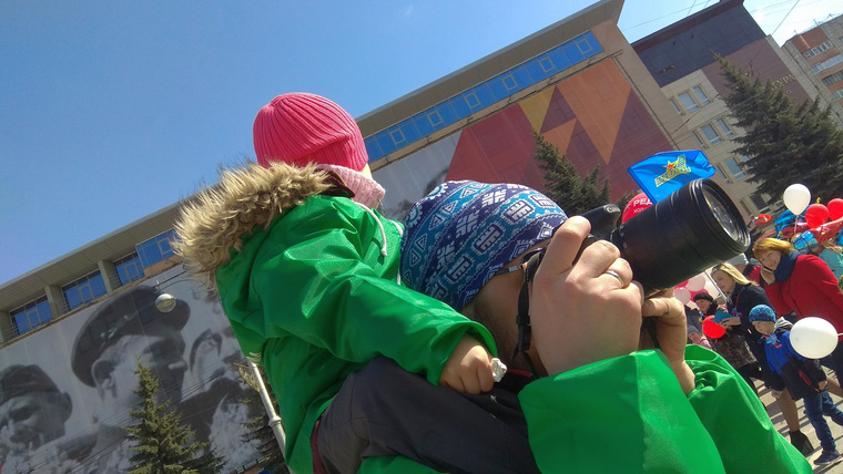 Сотрудник «Уралхима» на демонстрации со своим ребенком
