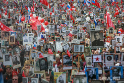 Акция "Бессмертный полк" в Москве. Москва, фотографии в руках, бессмертный полк, портреты бессмертного полка, солдаты великой отечественной войны