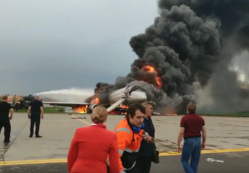 На камеру попали первые минуты после эвакуации с горящего самолета