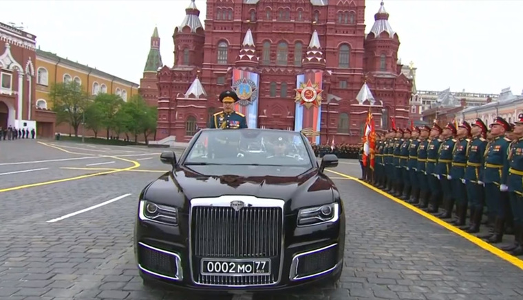 Министр обороны РФ Сергей Шойгу проехал по Красной площади на новом кабриолете «Аурус»