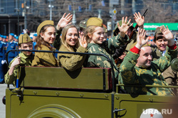  Парад Победы, торжественное построение на Площади революции. Челябинск, девушки в форме, приветствие, парад военной техники