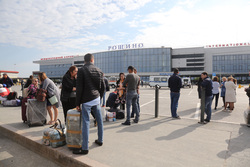 Пассажиры аэропорта пережидают на улице, пока здание осматривают