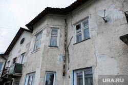 На Урале после землетрясения рассыпается жилой дом. ВИДЕО