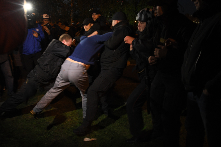 Протестующие не стесняются ввязываться в драки с полицией