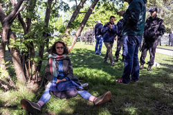 Активистка с помощью стяжки приковала руку к стволу дерева