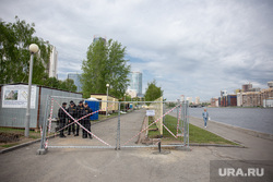 Панорама города с видом на стройку храма Св. Екатерины в сквере у театра драмы. Екатеринбург, ограждение, набережная рабочей молодежи, сквер на драме