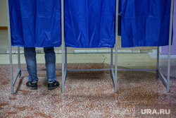 Предварительное голосование за кандидатов Единой России в городскую думу. Тюмень , кабинка для голосования, выборы, избиратель, ноги в кроссовках