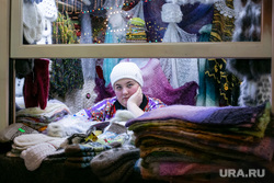 Новогодняя ярмарка на Красной Площади. Москва, ларек, платки, торговля, теплые вещи, шали