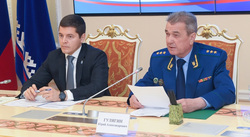 Гулягин (справа) и Артюхов предостерегли чиновников и компании о недопустимости нарушения закона