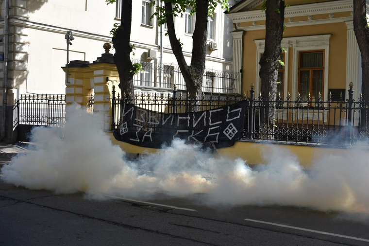 Акция протеста возле резиденции главы РПЦ