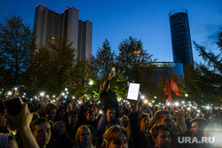 Третий день протестов против строительства храма Св. Екатерины в сквере у театра драмы. Екатеринбург, правительство свердловской области, смартфон, сотовый телефон, толпа, фонарики