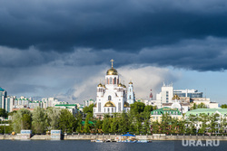 Восьмой день протестов против строительства храма Св. Екатерины в сквере около драмтеатра - начало демонтажа забора. Екатеринбург, храм на крови, город екатеринбург