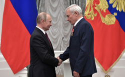 Согласно указу Владимира Путина, металлурга наградили за трудовые успехи