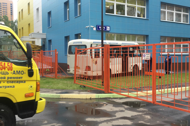 Автобус снес забор и врезался в здание детского сада.