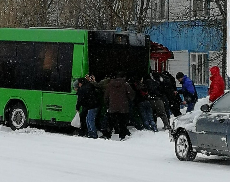Общественный транспорт буксует из-за выпавшего снега
