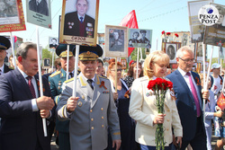 Сергей Сизов (второй слева) возвращается в Челябинск