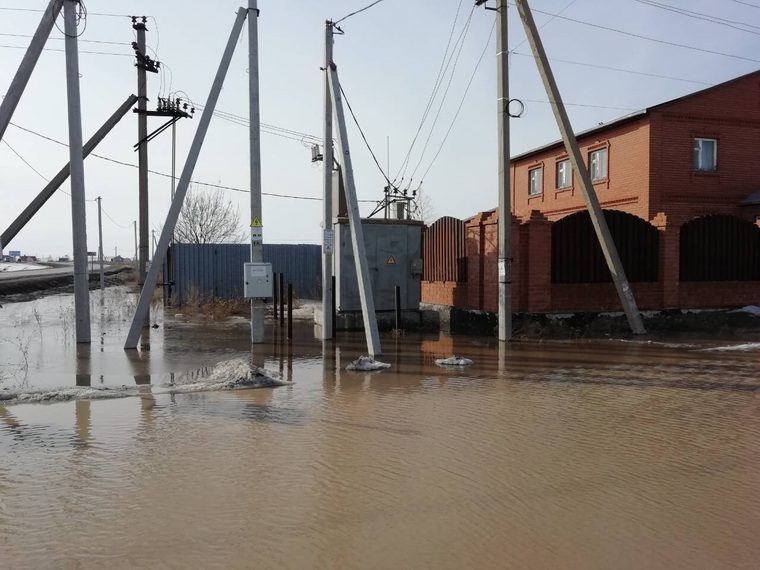 По данным чиновников, из-за того, что житель закопал водооотводный канал, весной случился потоп