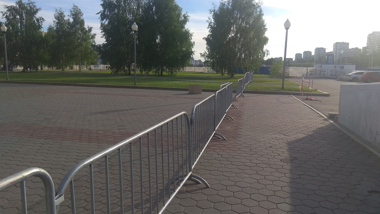 В 19:15 периметр площадки перед зданием на Ленина, 51, опустел