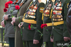 Возложение цветов к памятнику Георгию Жукову у штаба Центрального военного округа. Екатеринбург , ордена, гвоздики, ветеран, награды, медали, возложение цветов, цветы, ордена и награды, китель