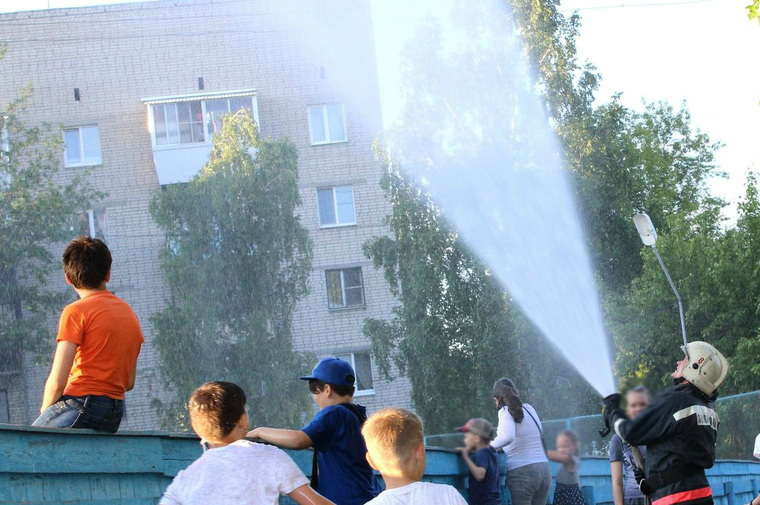 Праздник закончился водными процедурами.